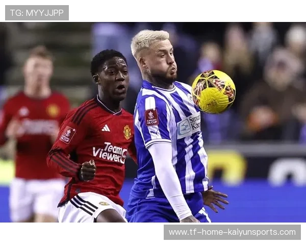 曹永竞禁区边缘起脚兜射，皮球划出弧线直挂球门死角